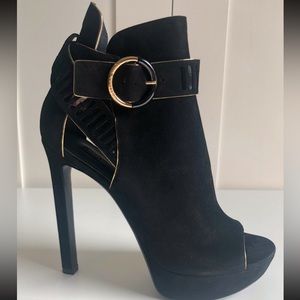 LV attraction ankle booth